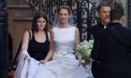 Maya Hawke est une vraie Carrie Bradshaw en robe de mariée « vintage » en satin et voile gonflé