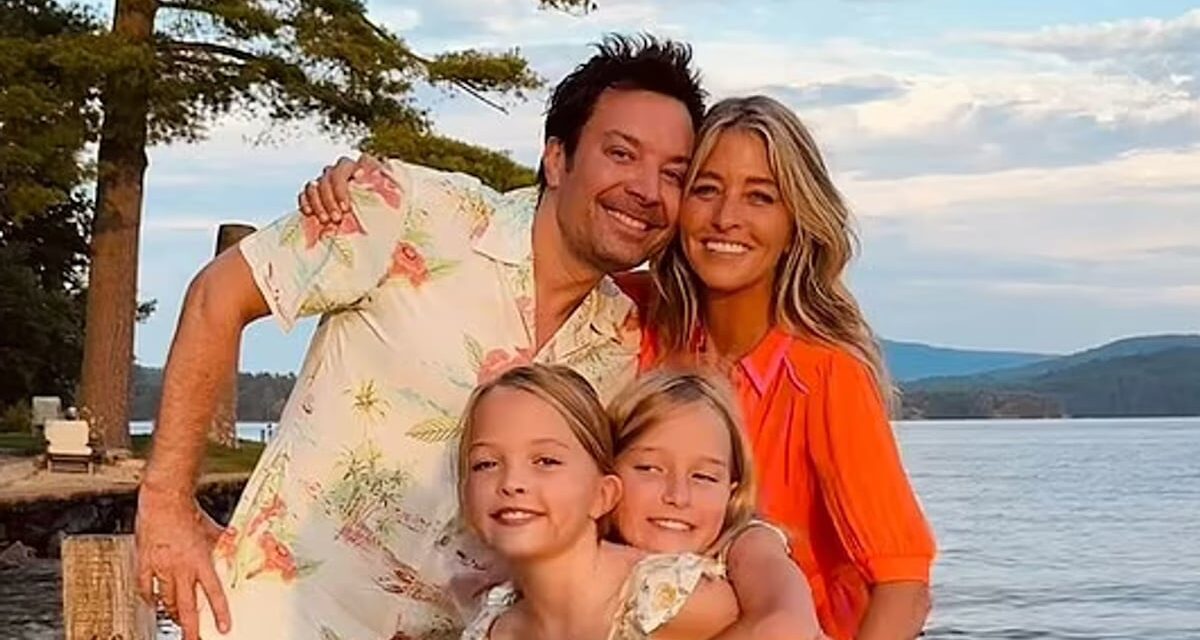 Jimmy Fallon partage une rare photo de ses filles sosies lors d&rsquo;une escapade à Hawaï