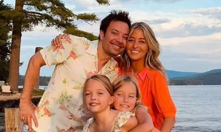 Jimmy Fallon partage une rare photo de ses filles sosies lors d&rsquo;une escapade à Hawaï