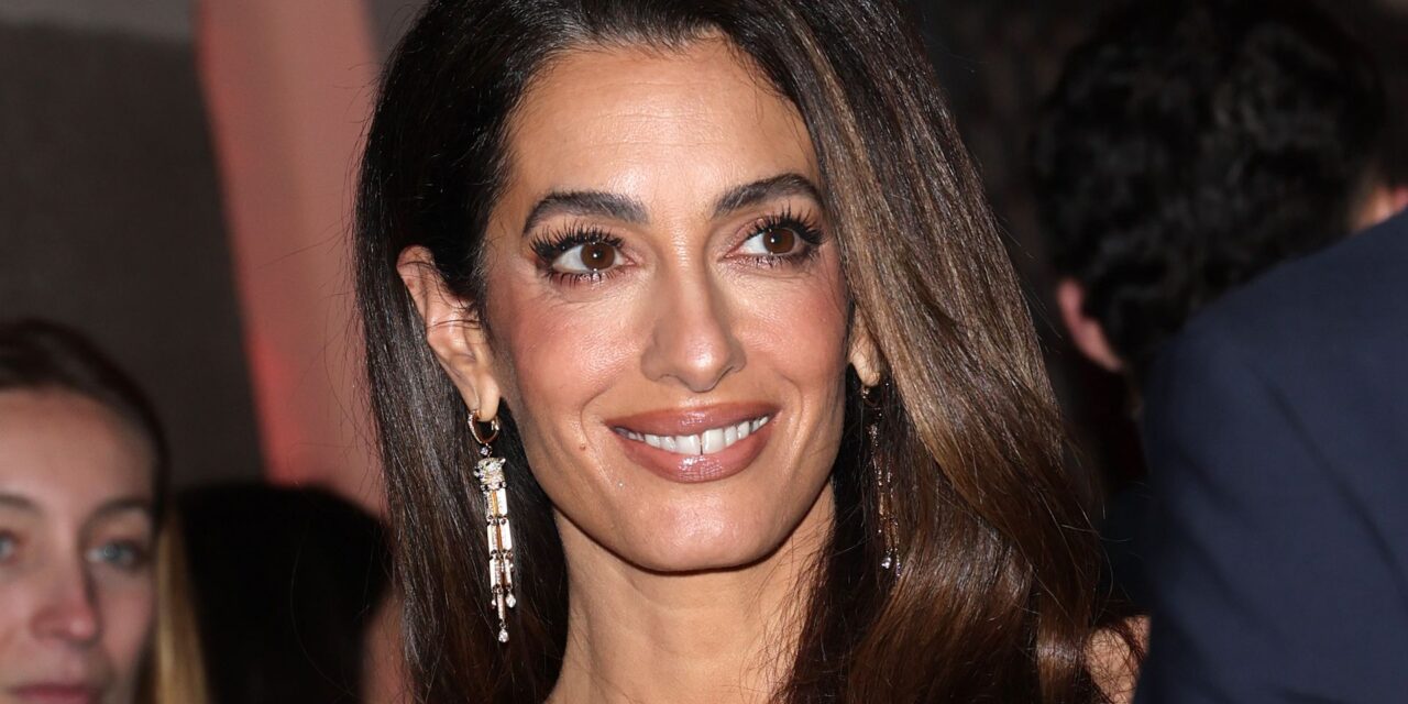 Amal Clooney est une vision dans une robe moulante semi-transparente pour les Jeux olympiques de 2026