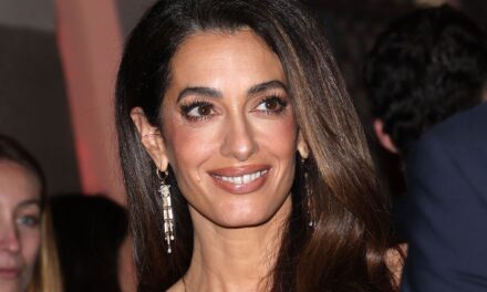 Amal Clooney est une vision dans une robe moulante semi-transparente pour les Jeux olympiques de 2026