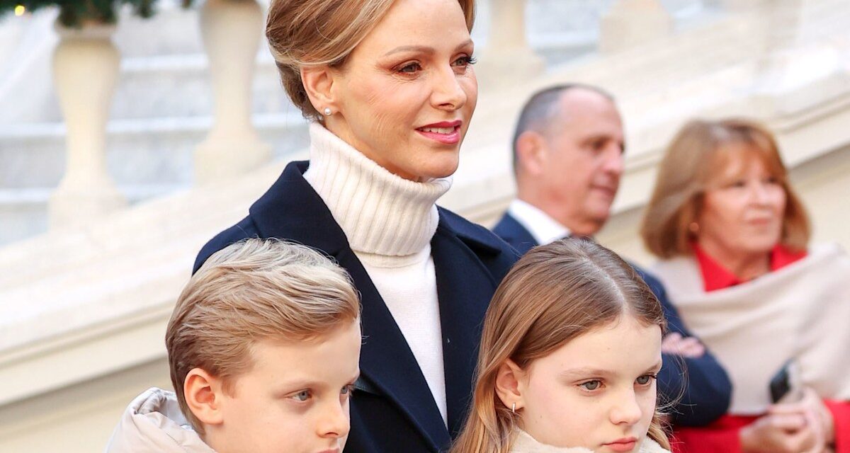 La princesse Charlene et sa fille Gabriella sont les sosies ultimes en manteaux de ski – et aux cheveux les plus longs