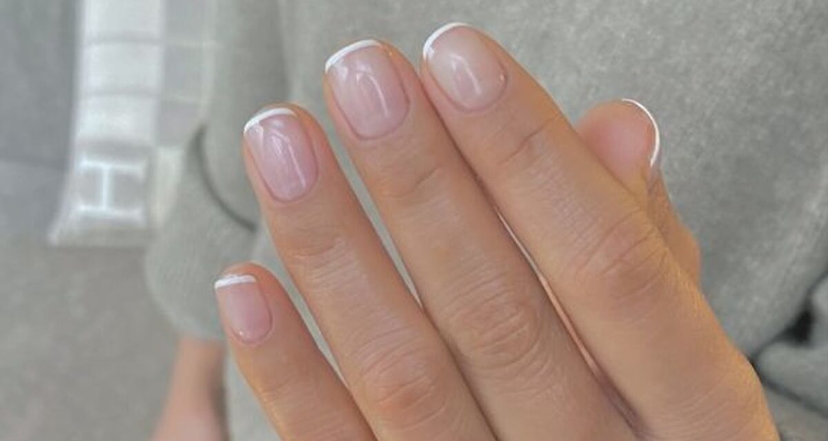 Le Glow French est la tendance des ongles radieux qui règnera en 2026 : 8 looks que nous aimons