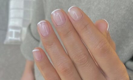 Le Glow French est la tendance des ongles radieux qui règnera en 2026 : 8 looks que nous aimons