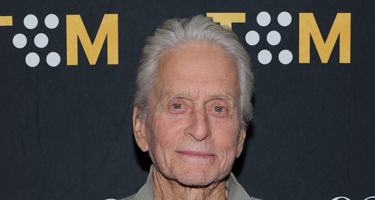 Michael Douglas refait surface avec une vidéo à domicile pour partager des nouvelles « brutes » : « La célébrité peut brouiller la vérité »