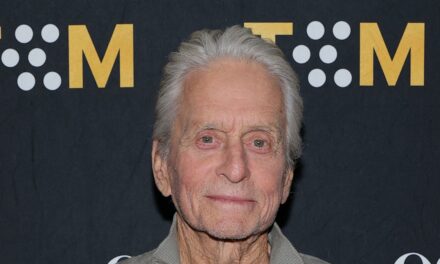 Michael Douglas refait surface avec une vidéo à domicile pour partager des nouvelles « brutes » : « La célébrité peut brouiller la vérité »