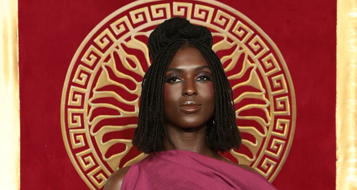 Jodie Turner-Smith partage une rare photo de sa fille avec Joshua Jackson serrant Taylor Swift dans ses bras