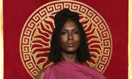 Jodie Turner-Smith partage une rare photo de sa fille avec Joshua Jackson serrant Taylor Swift dans ses bras