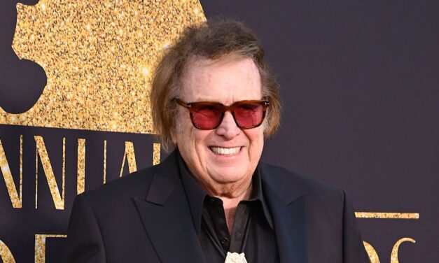 Le domaine de 300 acres de Don McLean et son terrain Coachella « désert » avec sa petite amie, 31 ans