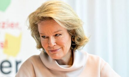 La reine Mathilde de Belgique est une reine du disco des années 70 en pantalon large scintillant