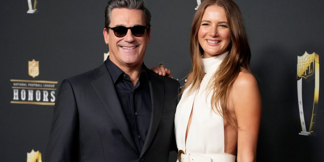 Jon Hamm sort avec sa femme Anna, de 17 ans sa cadette, pour une superbe apparition sur le tapis rouge