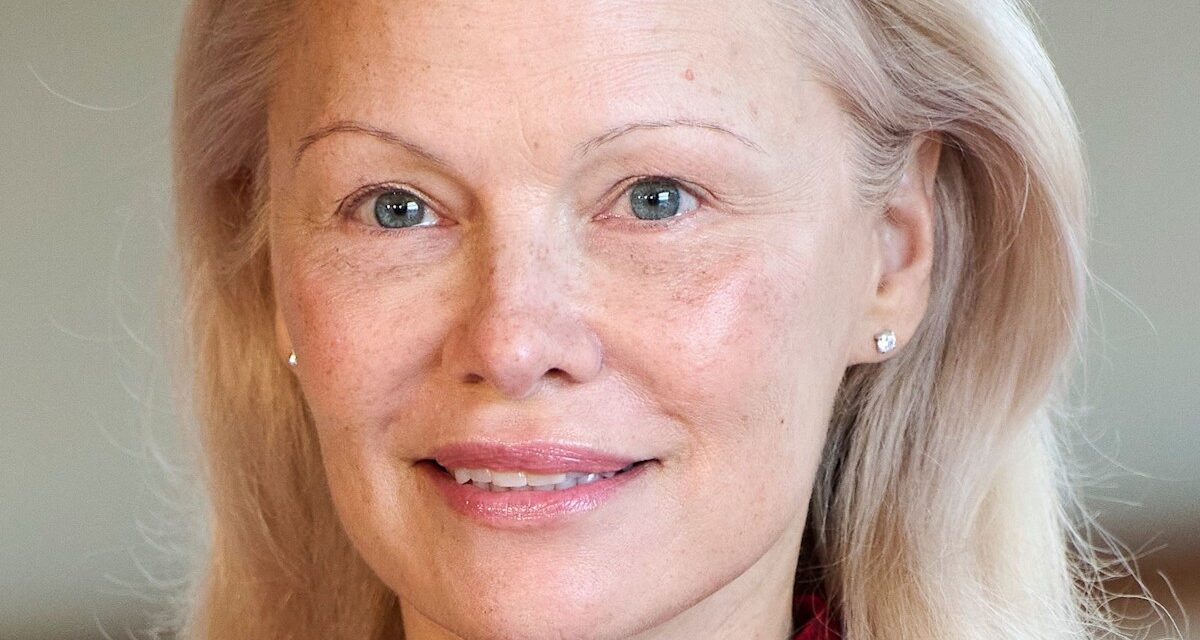 Pamela Anderson surprend ses fans avec un visage entièrement maquillé – et des cheveux de Marilyn Monroe