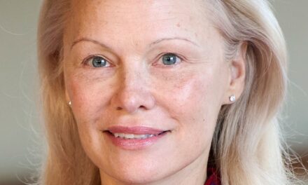 Pamela Anderson surprend ses fans avec un visage entièrement maquillé – et des cheveux de Marilyn Monroe