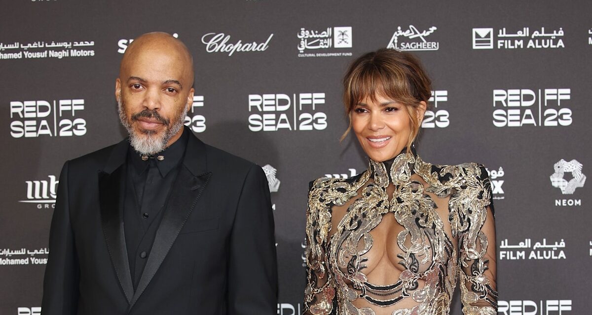 La spectaculaire bague en diamant de Halle Berry est si unique alors que la star annonce ses fiançailles avec Van Hunt