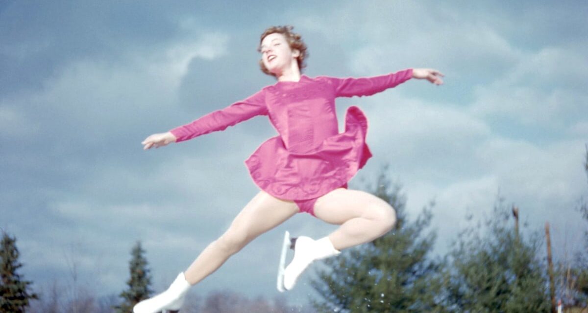 La légende américaine du patinage artistique, aujourd&rsquo;hui âgée de 90 ans, revient aux Jeux olympiques d&rsquo;hiver 70 ans après avoir remporté la médaille d&rsquo;or