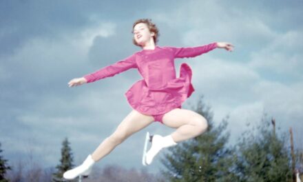 La légende américaine du patinage artistique, aujourd&rsquo;hui âgée de 90 ans, revient aux Jeux olympiques d&rsquo;hiver 70 ans après avoir remporté la médaille d&rsquo;or