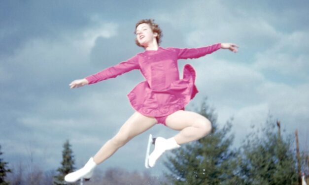 La légende américaine du patinage artistique, aujourd&rsquo;hui âgée de 90 ans, revient aux Jeux olympiques d&rsquo;hiver 70 ans après avoir remporté la médaille d&rsquo;or