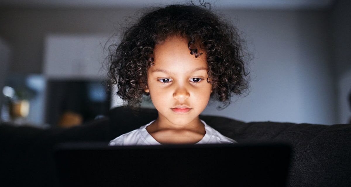 Votre enfant fait-il partie de la « Génération Zombie » ? Cette règle du coucher réduit le risque de dépression chez les enfants de 25 %