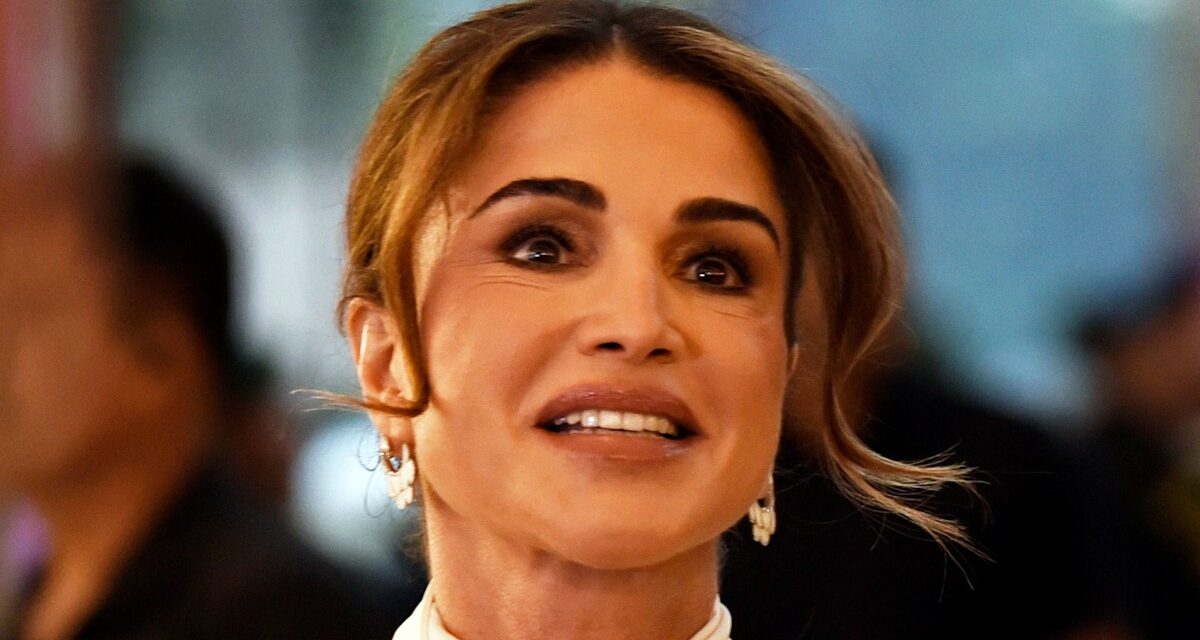 La tenue soyeuse de Victoria Beckham de la reine Rania est le summum de «l&rsquo;élégance» royale