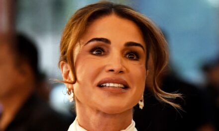 La tenue soyeuse de Victoria Beckham de la reine Rania est le summum de «l&rsquo;élégance» royale