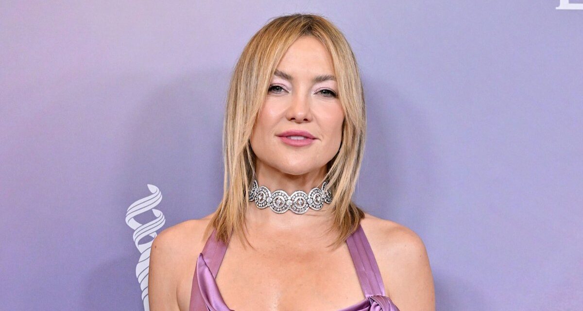 Kate Hudson éblouit avec une nouvelle couleur audacieuse avec une superbe robe en soie