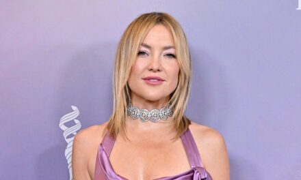 Kate Hudson éblouit avec une nouvelle couleur audacieuse avec une superbe robe en soie