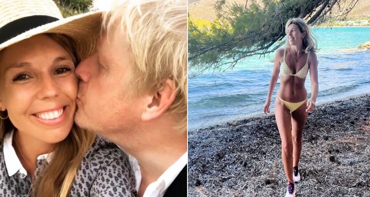 Carrie Johnson est toutes jambes alors qu&rsquo;elle pose en maillot de bain pendant les vacances en famille avec son mari Boris et ses quatre enfants