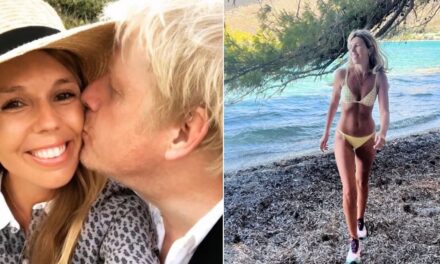 Carrie Johnson est toutes jambes alors qu&rsquo;elle pose en maillot de bain pendant les vacances en famille avec son mari Boris et ses quatre enfants