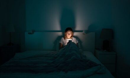 Ce que dit le défilement de fin de soirée sur votre personnalité, explique un psychologue