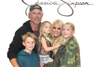 Jessica Simpson, 45 ans, est éclipsée par son imposant fils adolescent dans un moment spécial