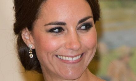 La robe midi découpée au laser de la princesse Kate est sa version la plus audacieuse du blanc nuptial