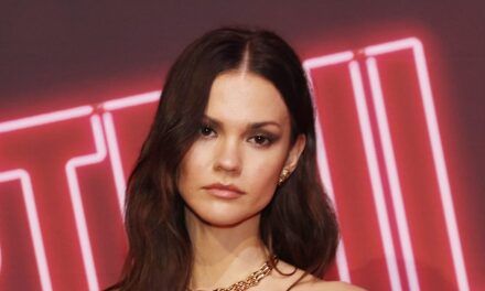 5 choses à savoir sur la star de The Artful Dodger, Maia Mitchell, y compris son lien avec Jennifer Lopez