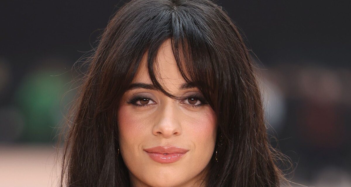 Camila Cabello grésille en bikini brûlant au milieu d&rsquo;une évasion tropicale