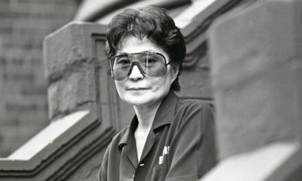 Rencontrez les deux premiers maris de Yoko Ono avant John Lennon – dont le producteur de cinéma américain qu&rsquo;elle a épousé deux fois