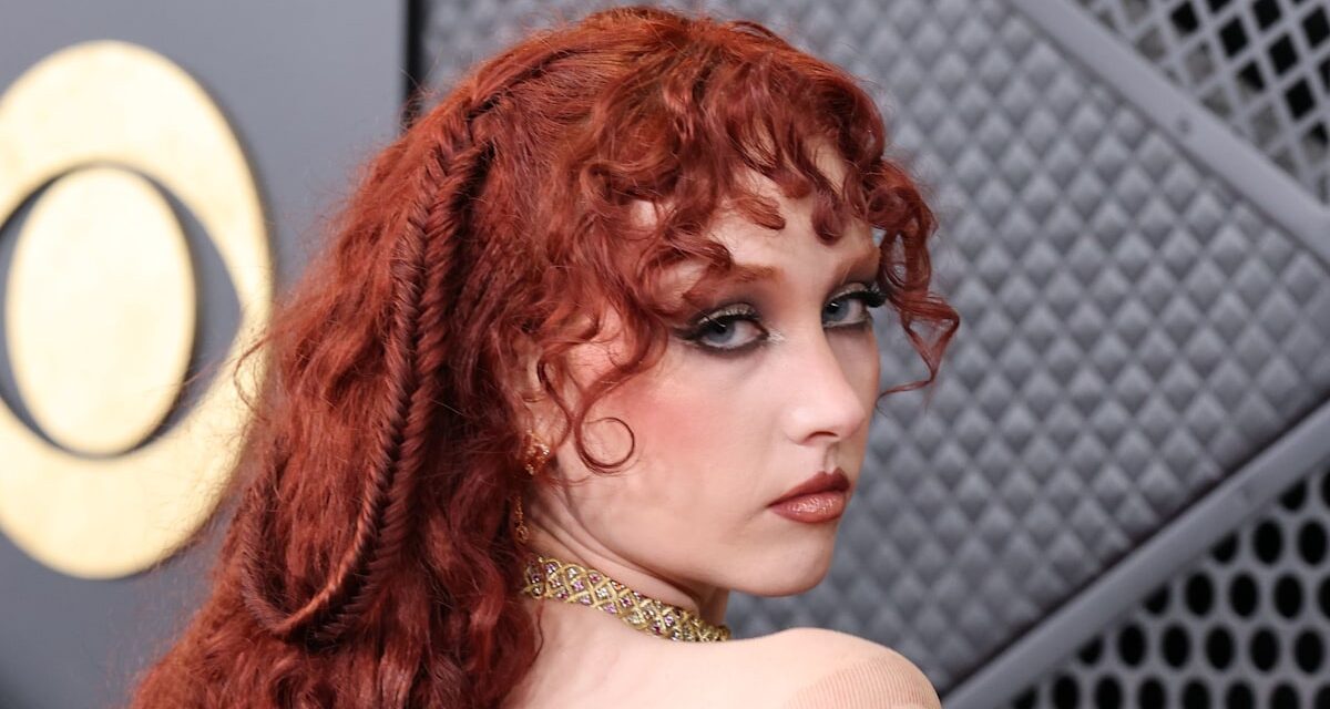 Chappell Roan « riant » répond aux critiques sur la robe virale « nue » des Grammys