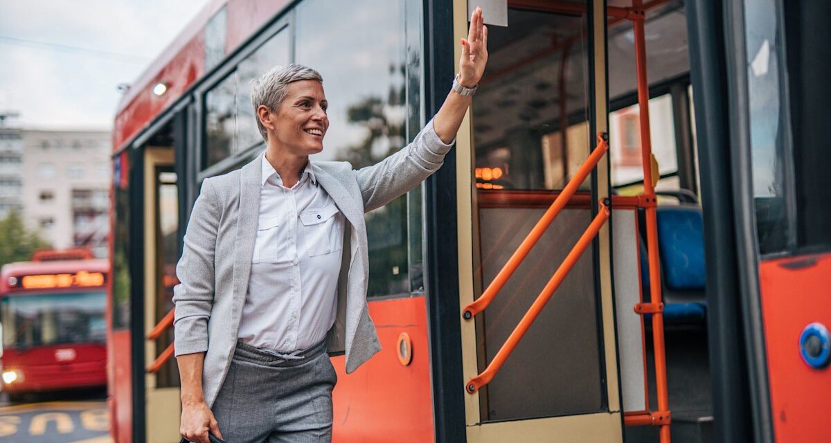 Pourquoi remercier le chauffeur de bus pourrait être une réaction de stress, selon un psychologue