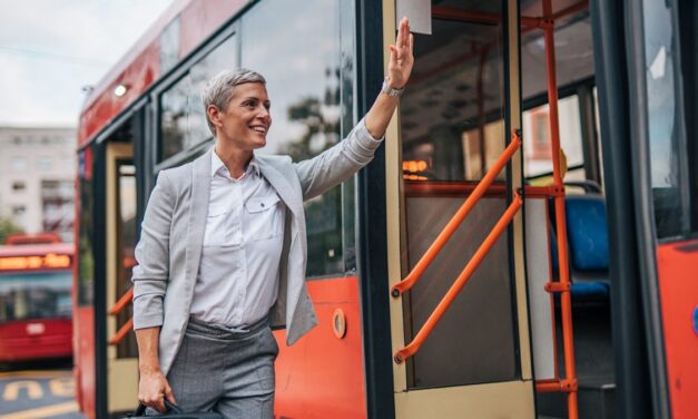 Pourquoi remercier le chauffeur de bus pourrait être une réaction de stress, selon un psychologue