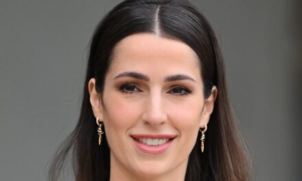 Iman, la fille de la princesse Rajwa, est une petite fashionista dans la salopette cerise Next