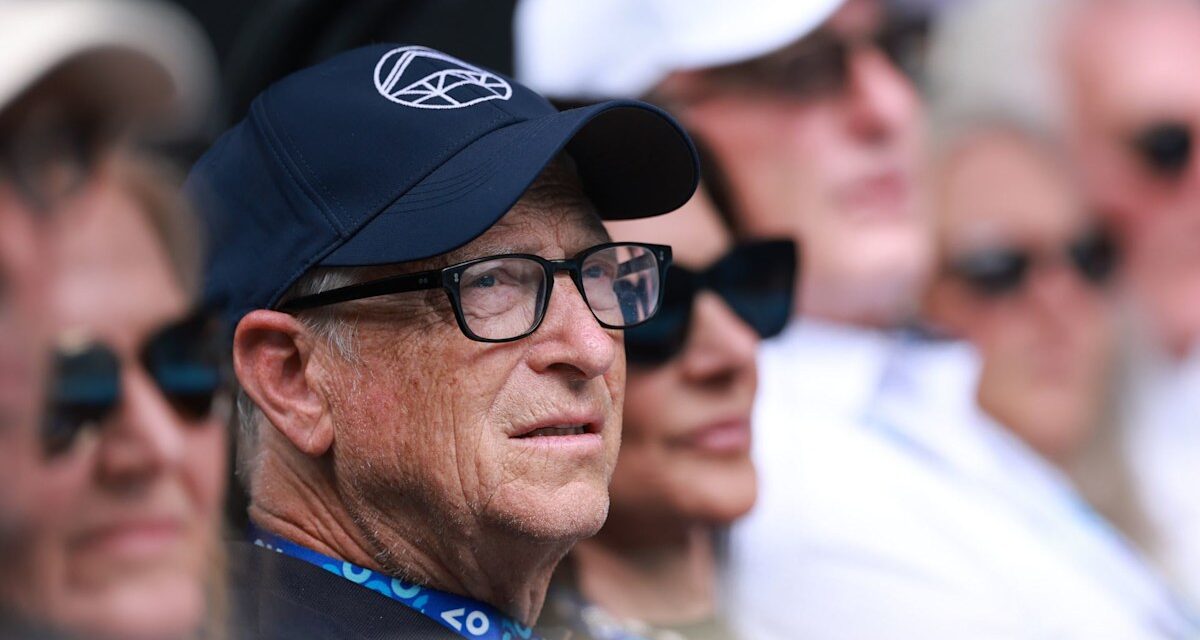 Bill Gates apparaît avec sa petite amie Paula Hurd après avoir nié les courriels « complètement faux » d&rsquo;Epstein