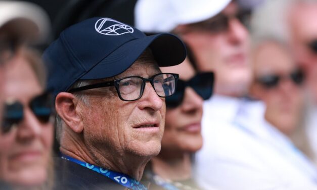 Bill Gates apparaît avec sa petite amie Paula Hurd après avoir nié les courriels « complètement faux » d&rsquo;Epstein