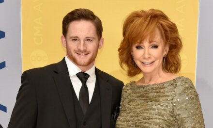 Reba McEntire partage des photos inédites de son fils lors d&rsquo;une journée spéciale