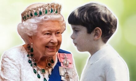 JFK Jr., 4 ans, salue la reine Elizabeth sur une adorable photo de retour