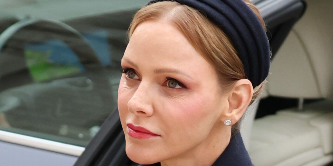 La princesse Charlene est angélique dans son manteau tendance qui arrive jusqu&rsquo;aux chevilles