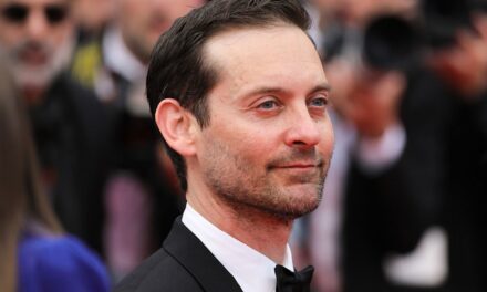 Rencontrez Jennifer, l&rsquo;ex-femme de Tobey Maguire, et leurs deux adolescents au milieu de spéculations sur une nouvelle petite amie avec un écart d&rsquo;âge