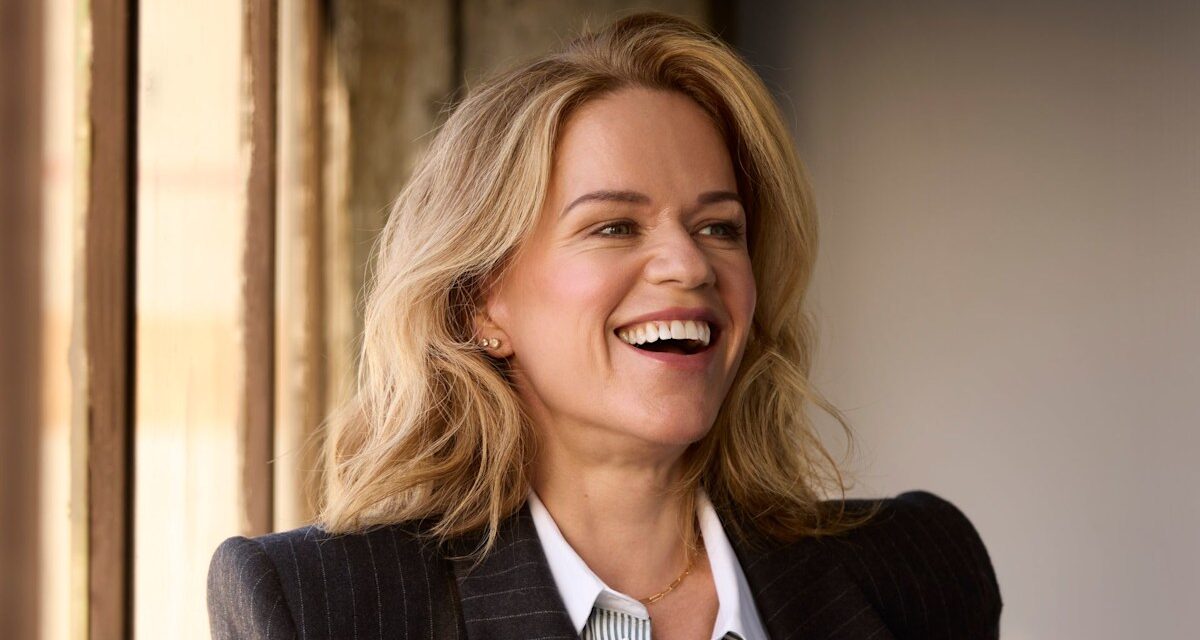 Sinéad Keenan sur l&rsquo;équilibre entre sa carrière bien remplie et la maternité : « J’embarrasse régulièrement mes fils »