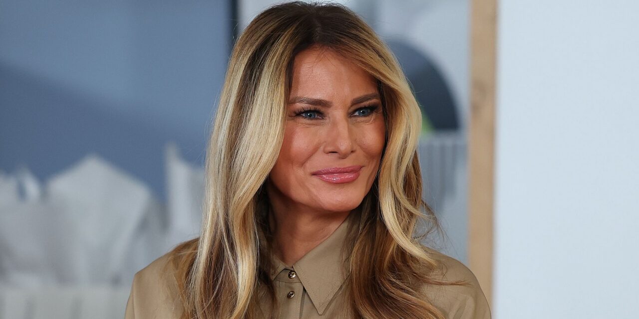 Melania Trump célèbre la Saint-Valentin en solo dans un look kaki ajusté
