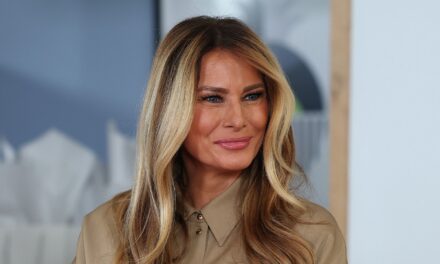 Melania Trump célèbre la Saint-Valentin en solo dans un look kaki ajusté
