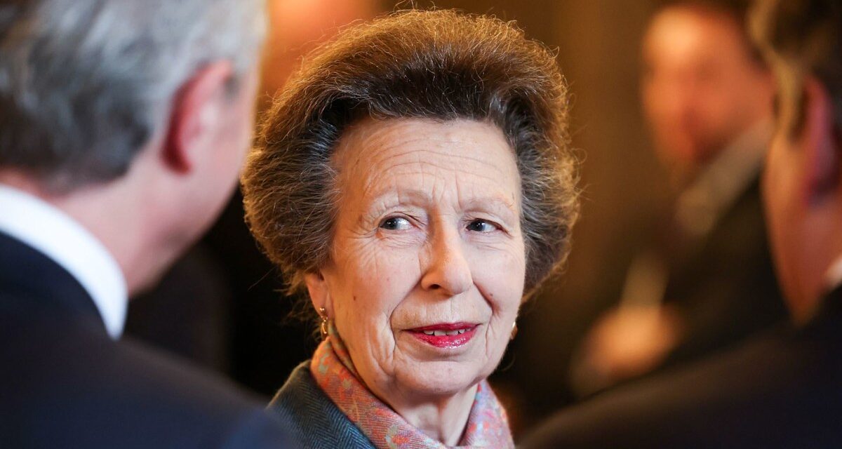 Famille royale EN DIRECT : sortie de la princesse Anne à Londres après le retour glamour de la princesse Kate aux BAFTA