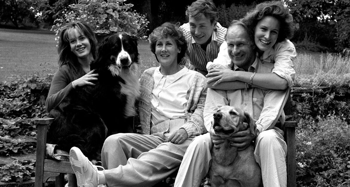 Rencontrez les deux filles célèbres du skieur des Jeux olympiques d&rsquo;hiver des années 60, Charles Palmer-Tomkinson