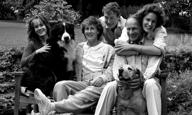 Rencontrez les deux filles célèbres du skieur des Jeux olympiques d&rsquo;hiver des années 60, Charles Palmer-Tomkinson